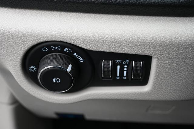 Used 2024 Chrysler Pacifica Touring-L AWD/4WD image 35