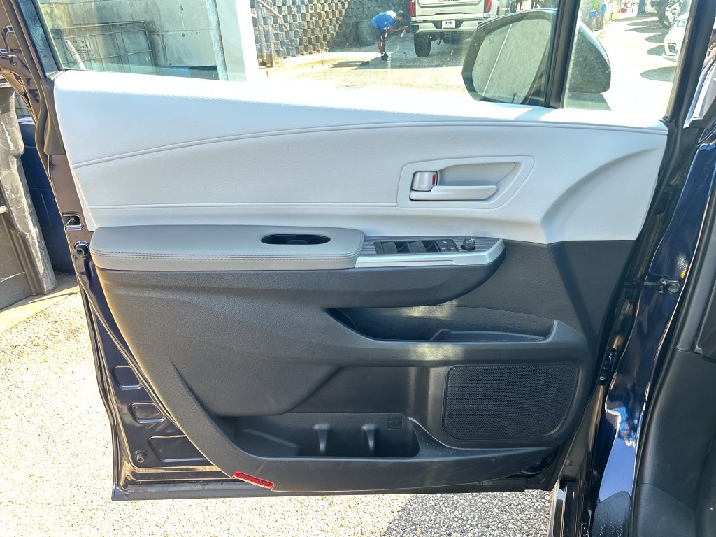 Used 2025 Toyota Sienna LE FWD image 9