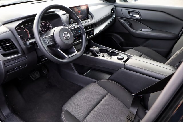 Used 2024 Nissan Rogue SV image 3