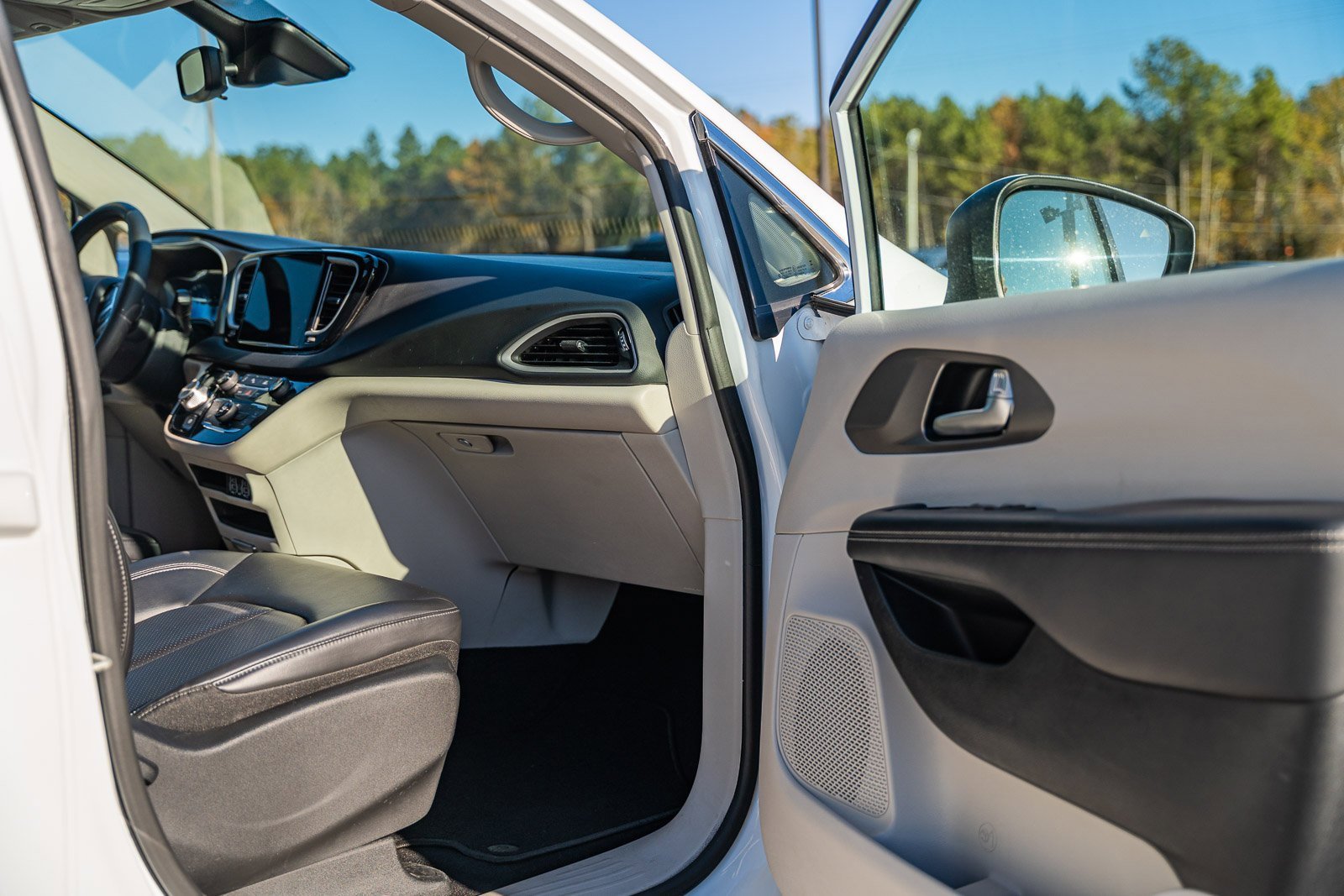 Used 2023 Chrysler Pacifica Touring-L image 12