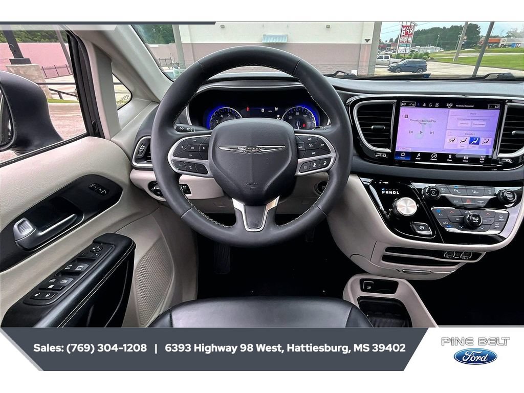 Used 2023 Chrysler Pacifica Touring-L FWD image 5