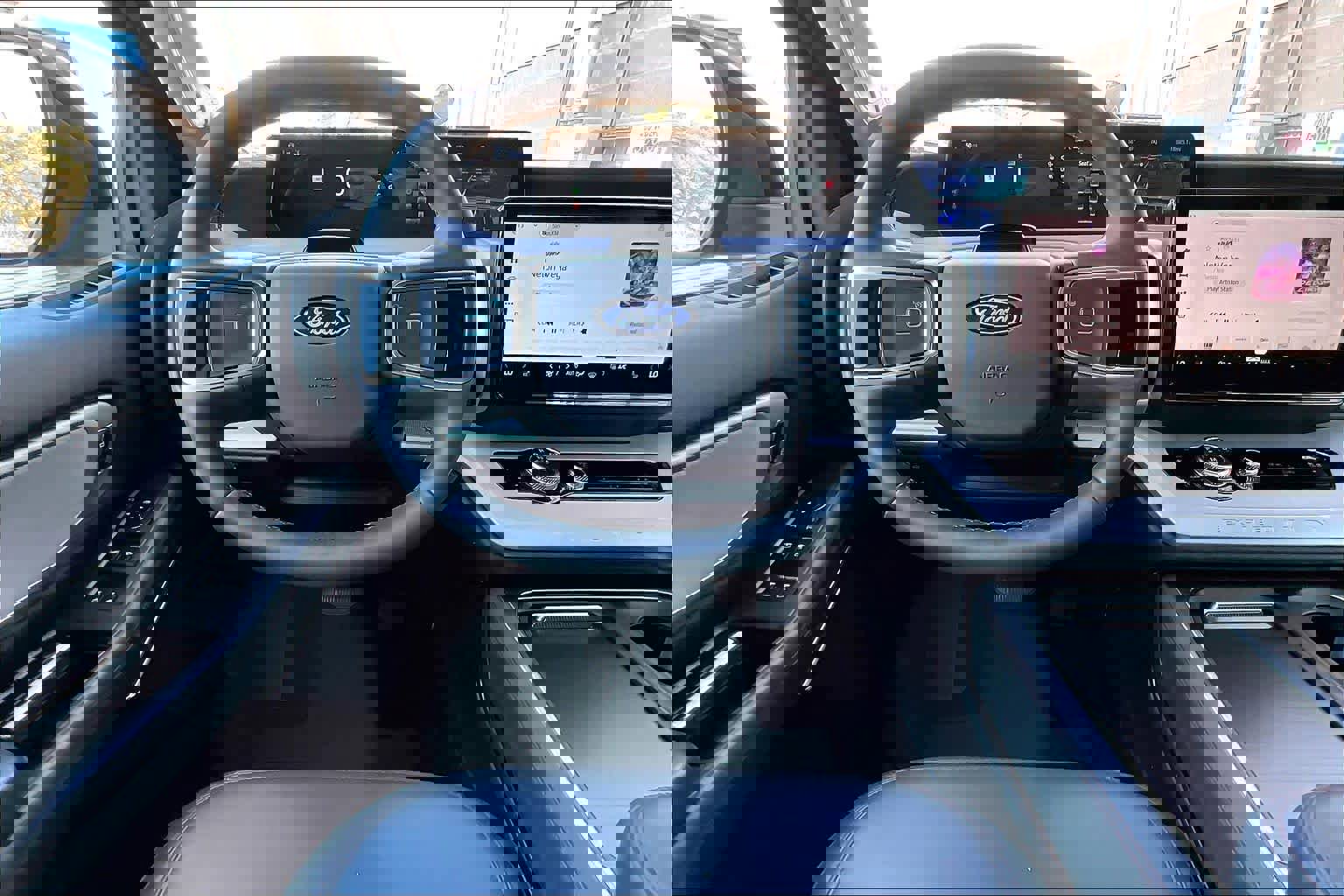 Certified 2025 Ford Expedition Active image 5