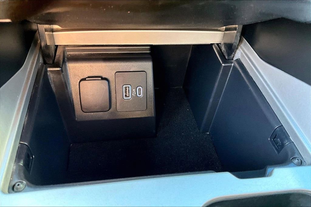 Certified 2021 Ford Explorer Platinum w/ Equipment Group 601A image 28