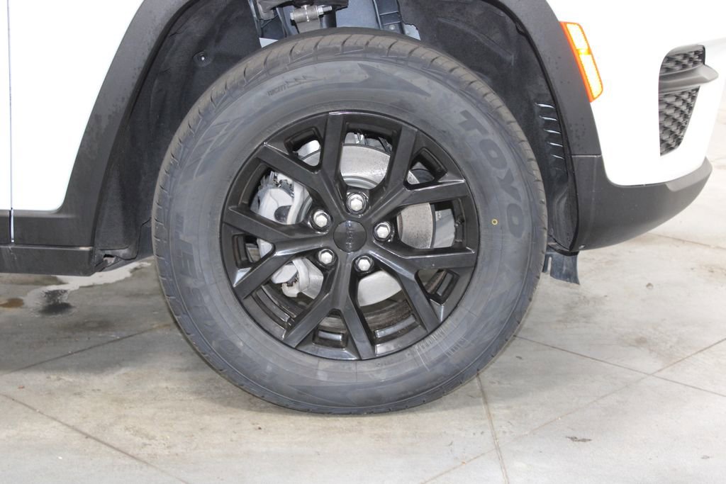 Used 2024 Jeep Grand Cherokee Altitude AWD/4WD image 14