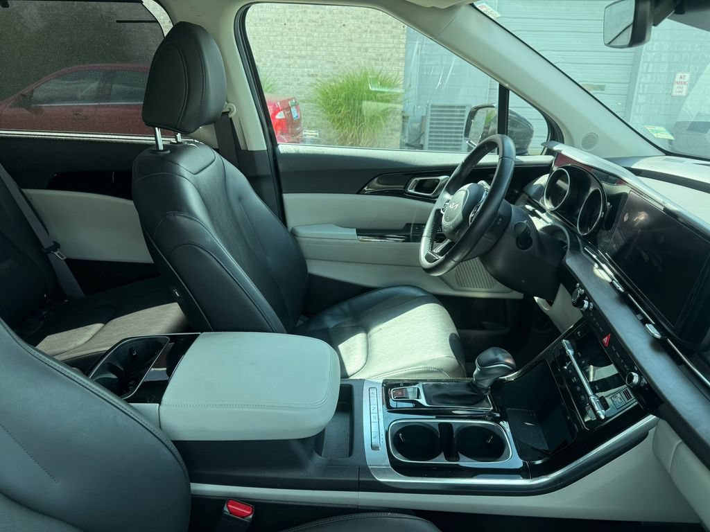 Used 2024 Kia Carnival EX FWD image 9
