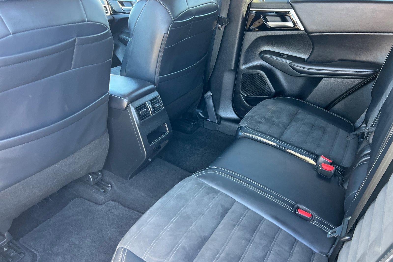 Used 2024 Mitsubishi Outlander FWD image 13