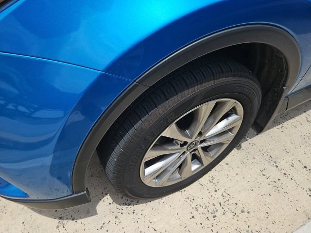 Used 2018 Toyota RAV4 Limited AWD/4WD image 4