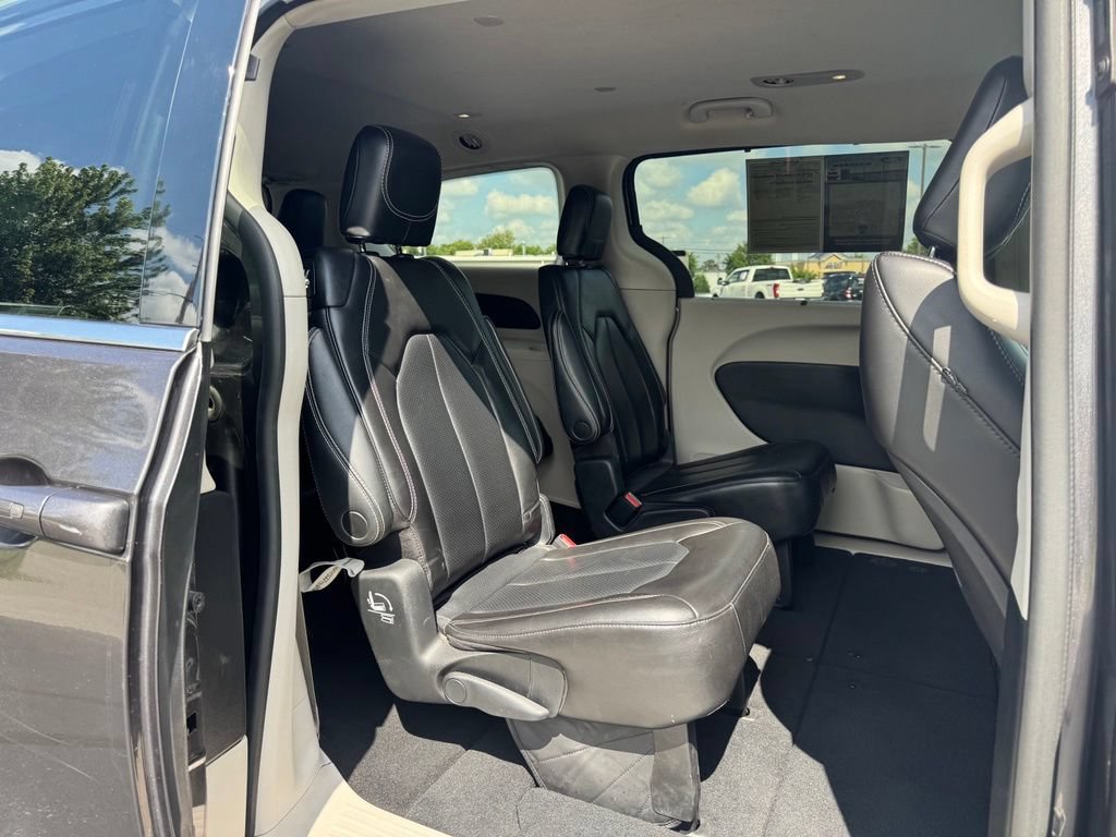 Used 2023 Chrysler Pacifica Touring-L FWD image 18