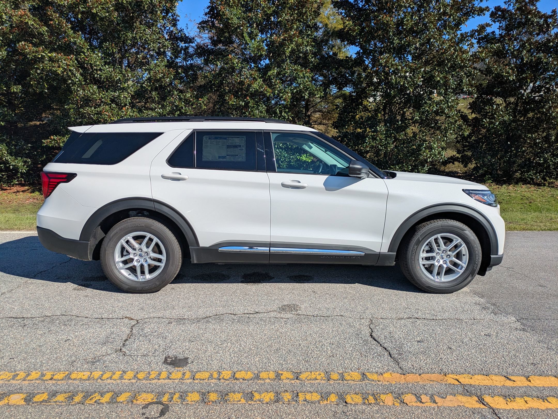 Certified 2025 Ford Explorer Active RWD image 3