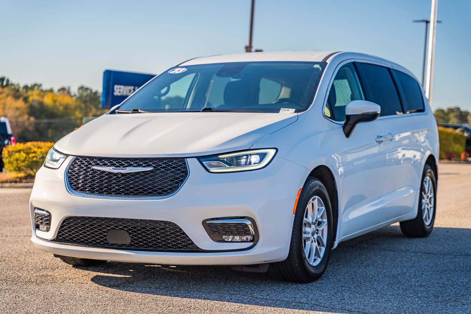 Used 2023 Chrysler Pacifica Touring-L image 3