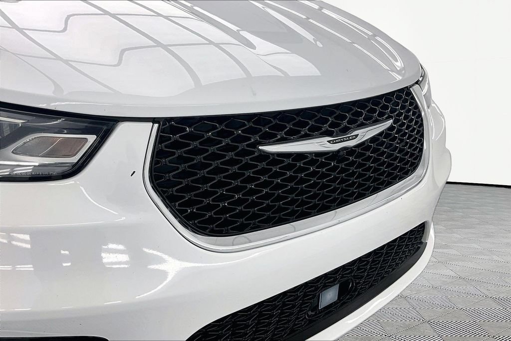 Used 2024 Chrysler Pacifica Touring-L FWD image 29