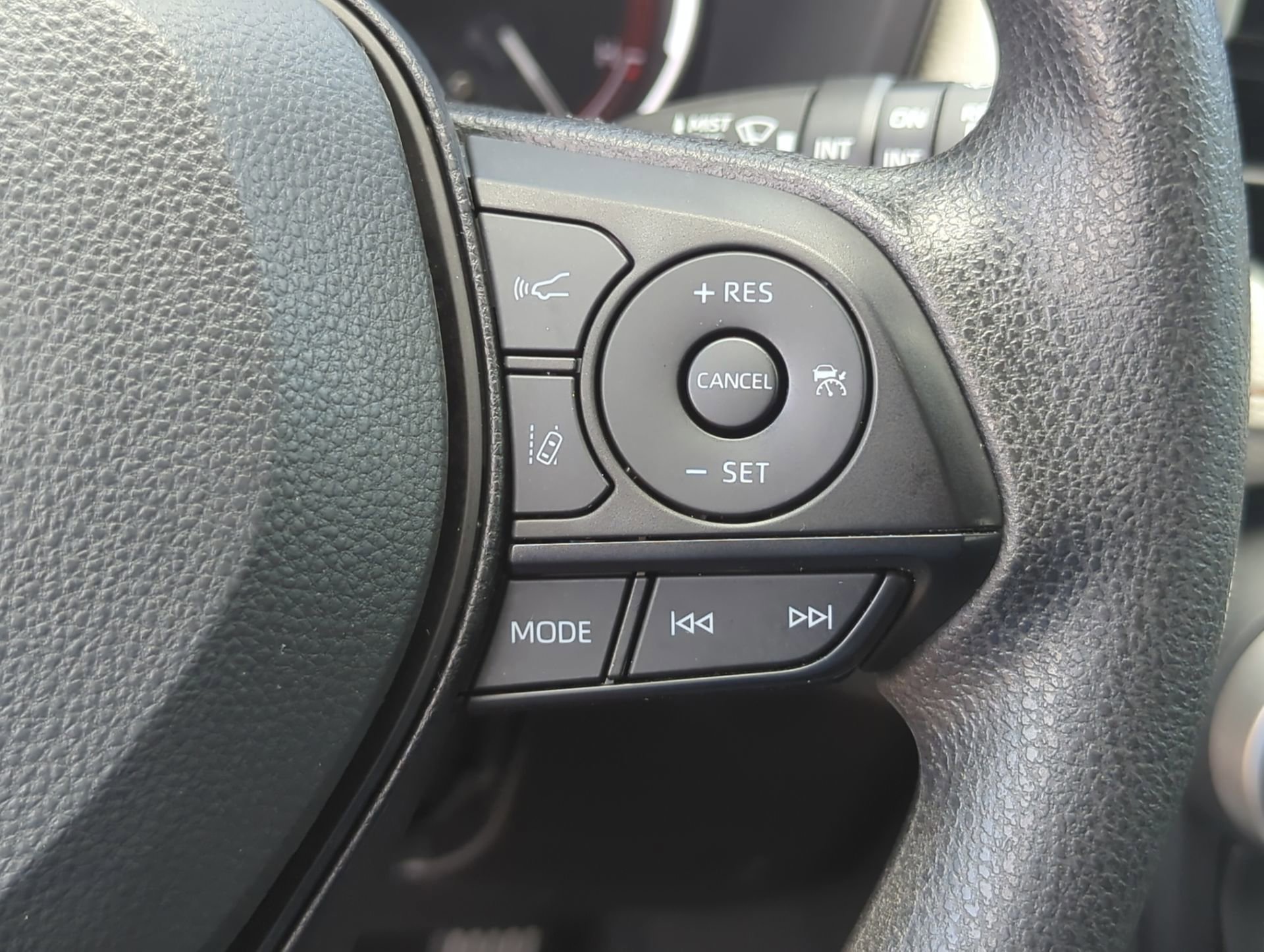 Used 2025 Toyota RAV4 XLE w/ Convenience Package FWD image 65