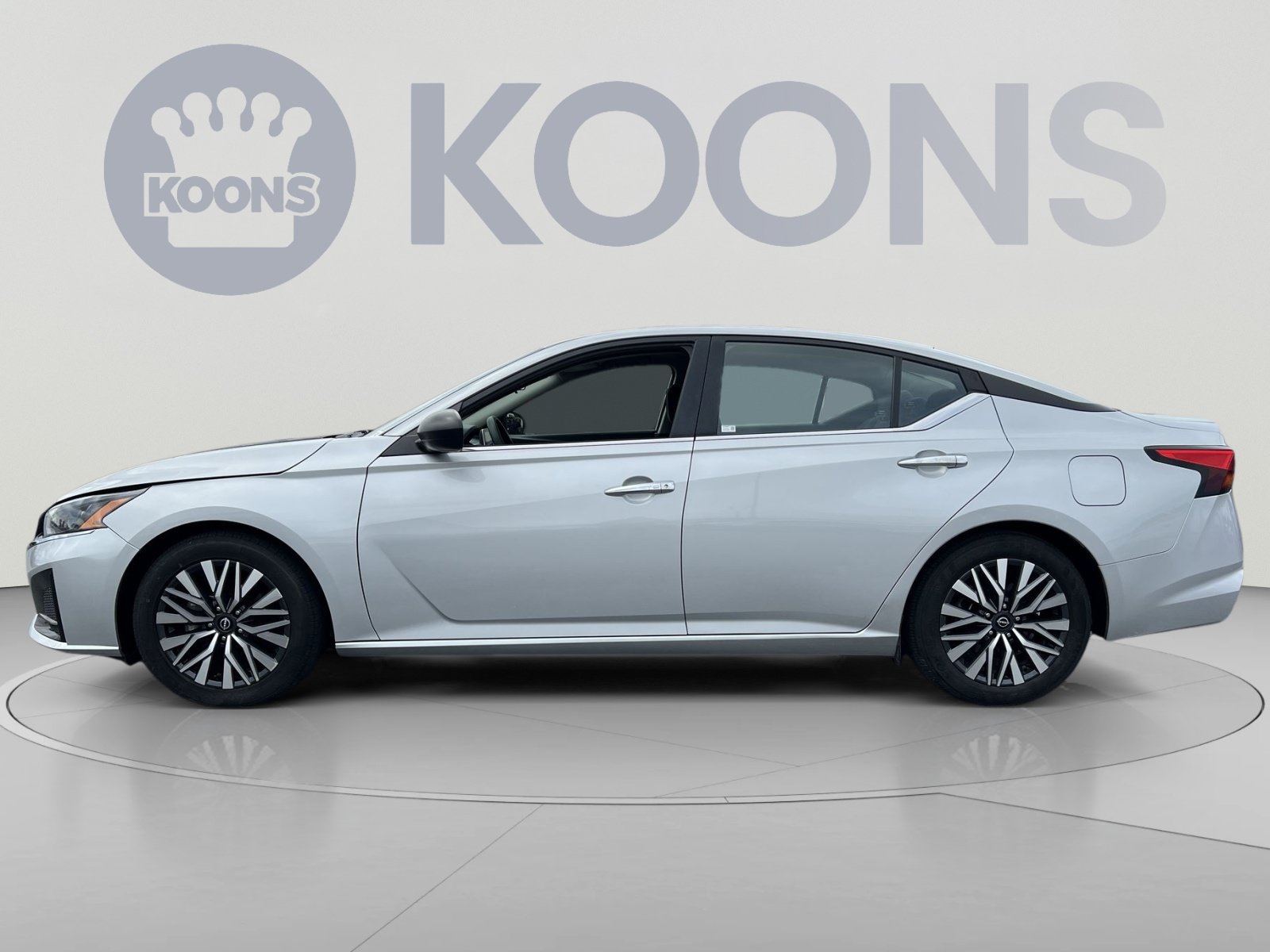 Used 2024 Nissan Altima 2.5 SV FWD image 2