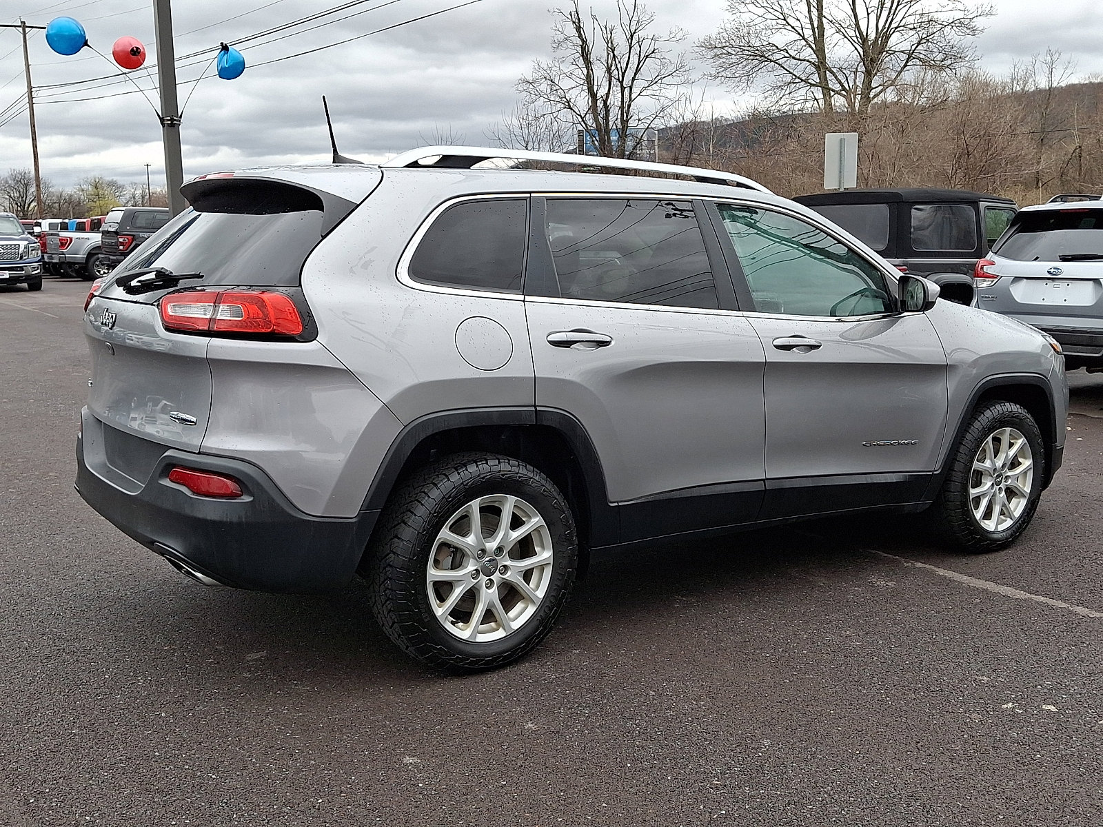 Used 2017 Jeep Cherokee Latitude w/ Cold Weather Group image 11