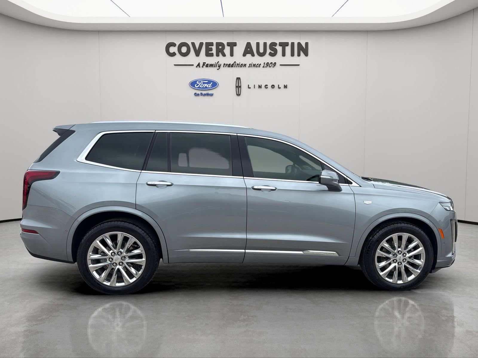 Used 2023 Cadillac XT6 Premium Luxury w/ Technology Package FWD image 6