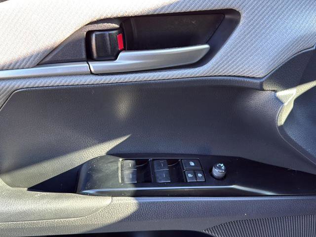Used 2025 Toyota Camry SE w/ Convenience Package image 13