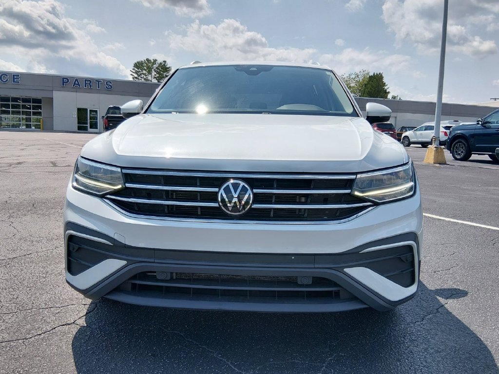 Used 2023 Volkswagen Tiguan SE w/ Panoramic Sunroof Package FWD image 9