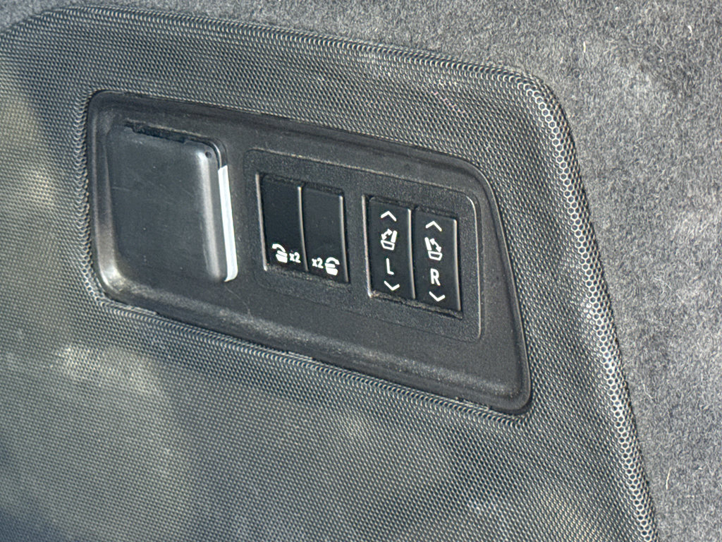 Used 2021 Cadillac Escalade ESV Premium Luxury w/ LPO, Radiant Package image 9