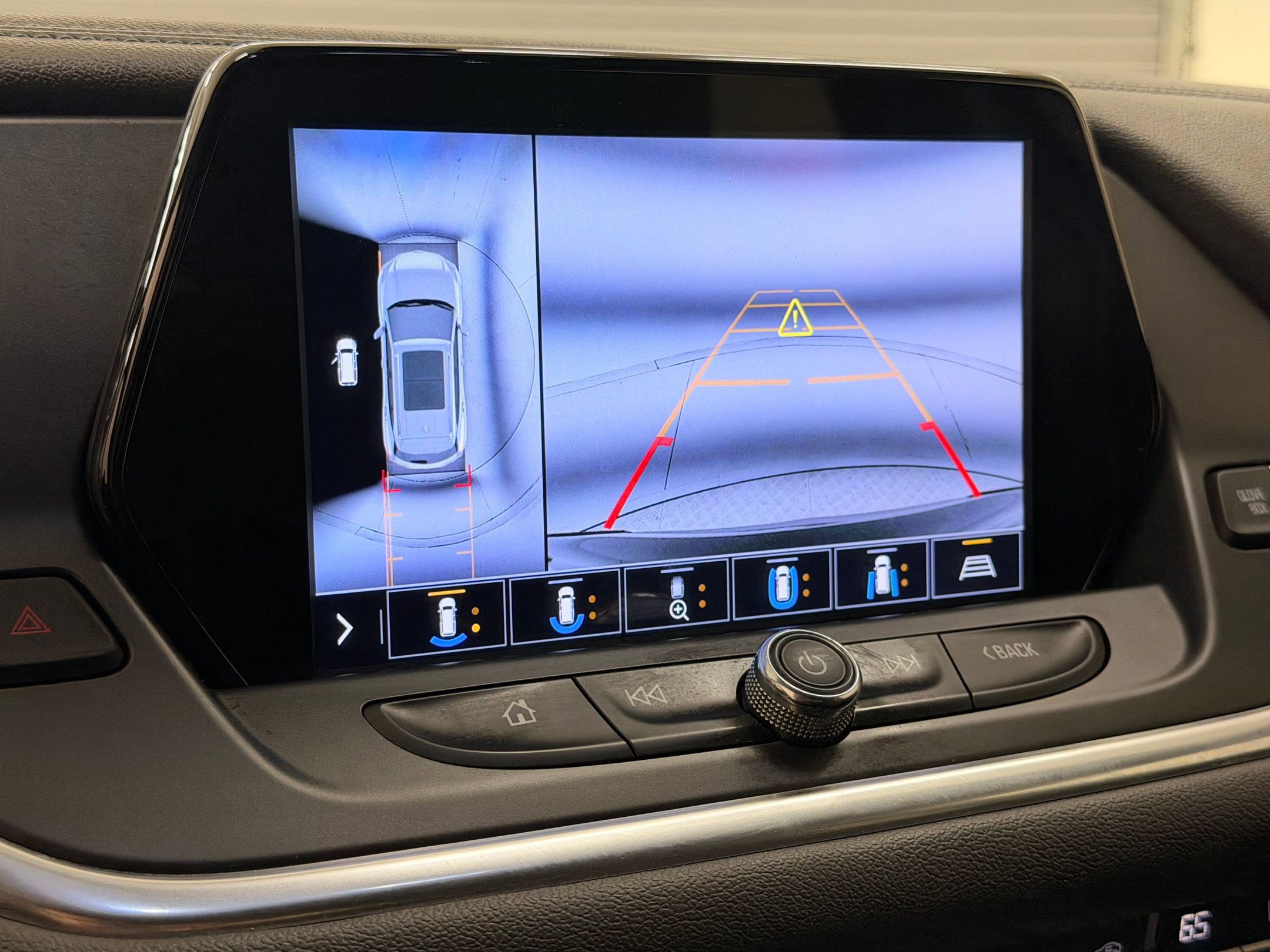 Used 2020 Chevrolet Blazer LT w/ Sound & Technology Package FWD image 24