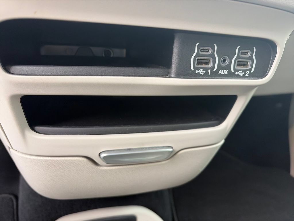 Used 2023 Chrysler Pacifica Touring-L FWD image 27