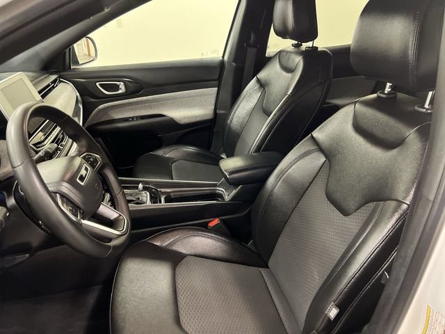 Used 2025 Jeep Compass Latitude AWD/4WD image 8