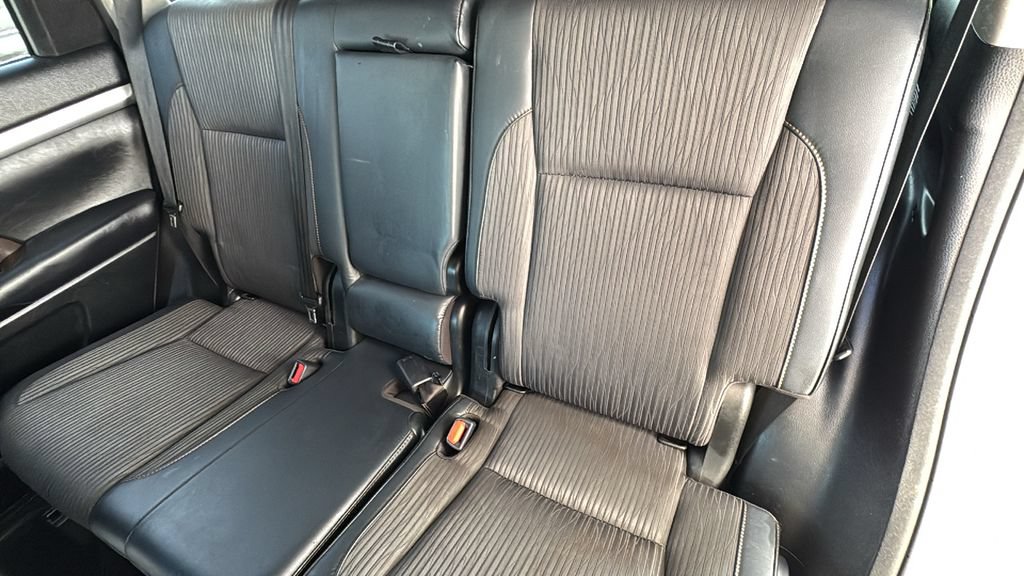 Used 2018 Toyota Highlander Plus w/ Carpet Mat Package (TMS) FWD image 23