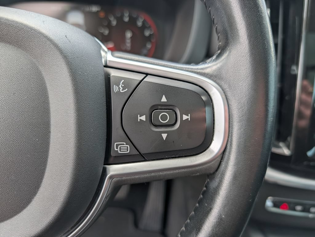 Used 2020 Volvo XC60 T6 Momentum AWD/4WD image 9