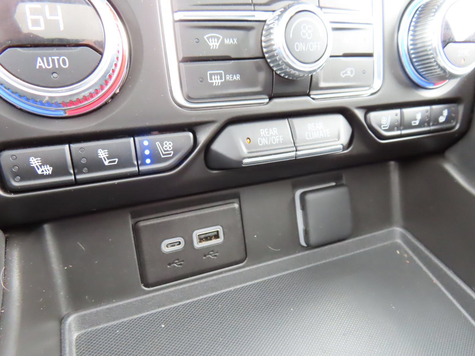 Used 2024 GMC Yukon XL AT4 w/ AT4 Premium Package AWD/4WD image 29