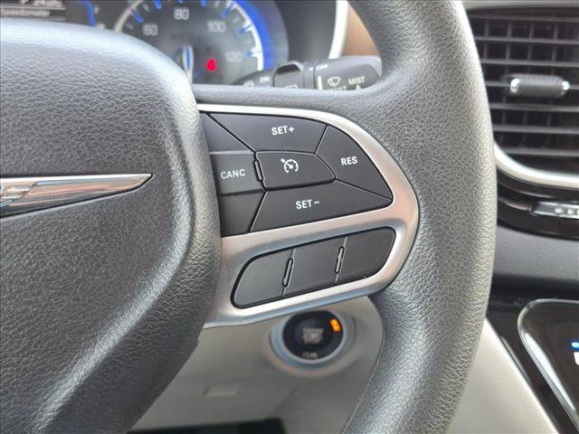 Used 2018 Chrysler Pacifica Touring Plus FWD image 13