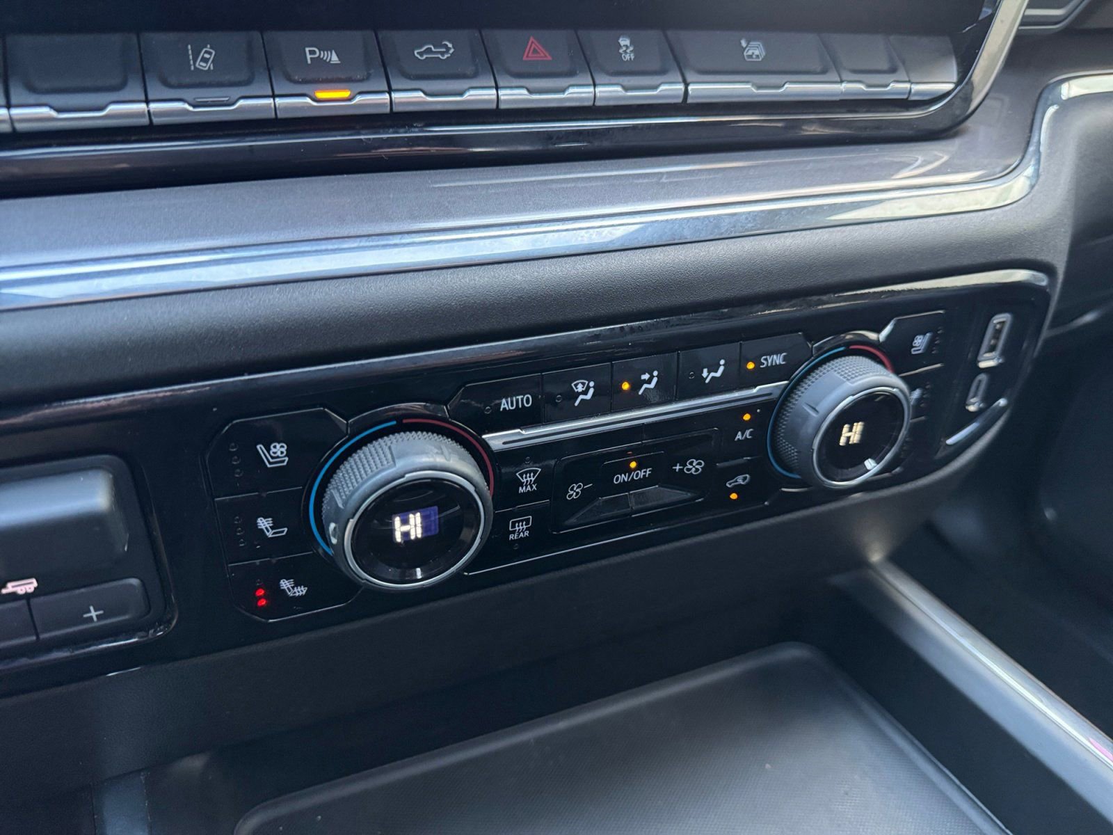 Used 2025 Chevrolet Silverado 3500 High Country w/ High Country Premium Package image 28