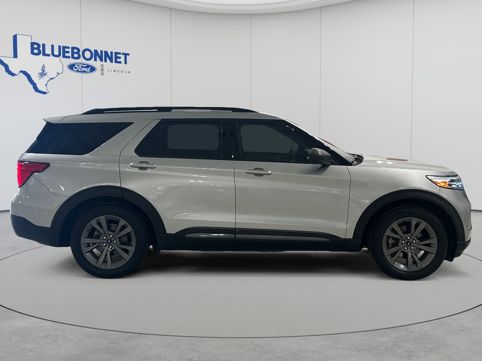 Certified 2021 Ford Explorer XLT w/ Equipment Group 202A RWD image 4