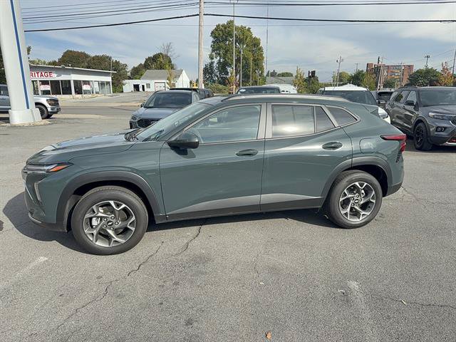 Used 2025 Chevrolet Trax LT FWD image 2