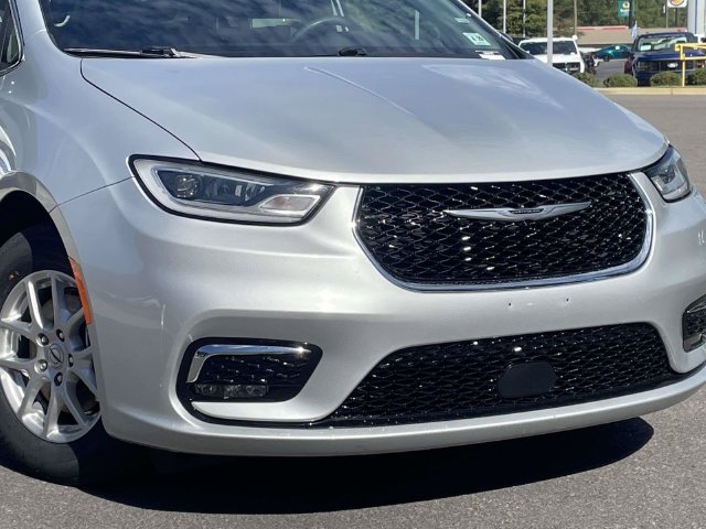 Used 2024 Chrysler Pacifica Touring-L FWD image 2