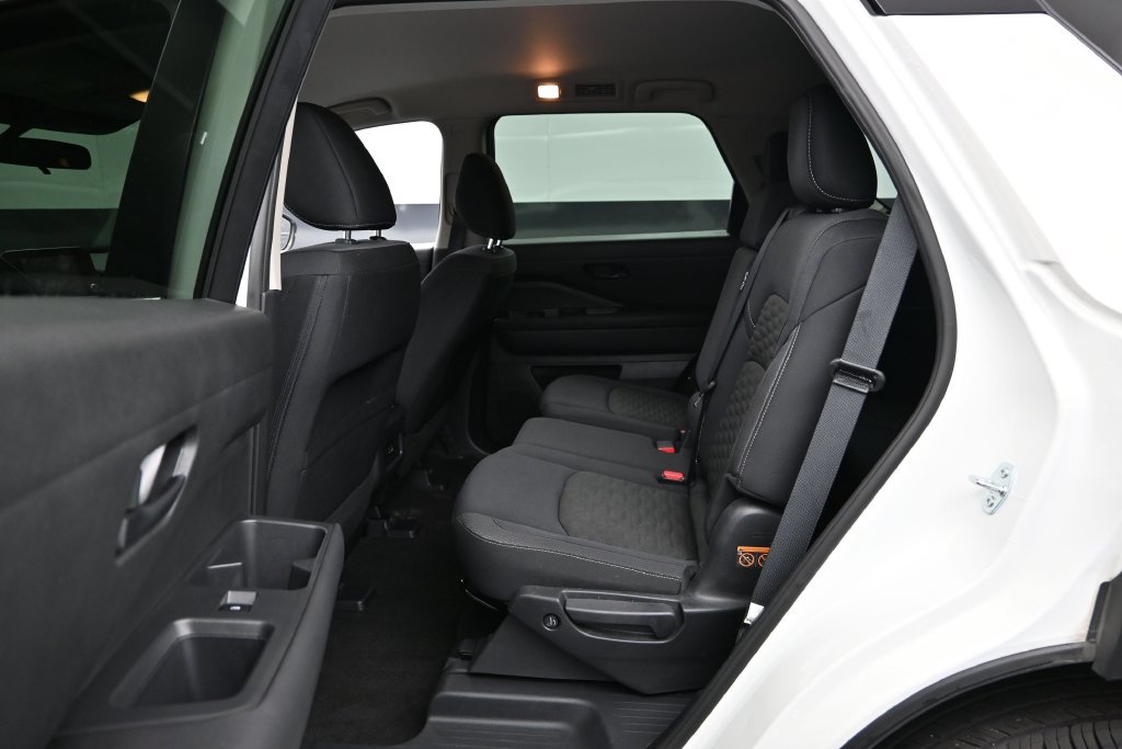 Used 2025 Nissan Pathfinder SV AWD/4WD image 16
