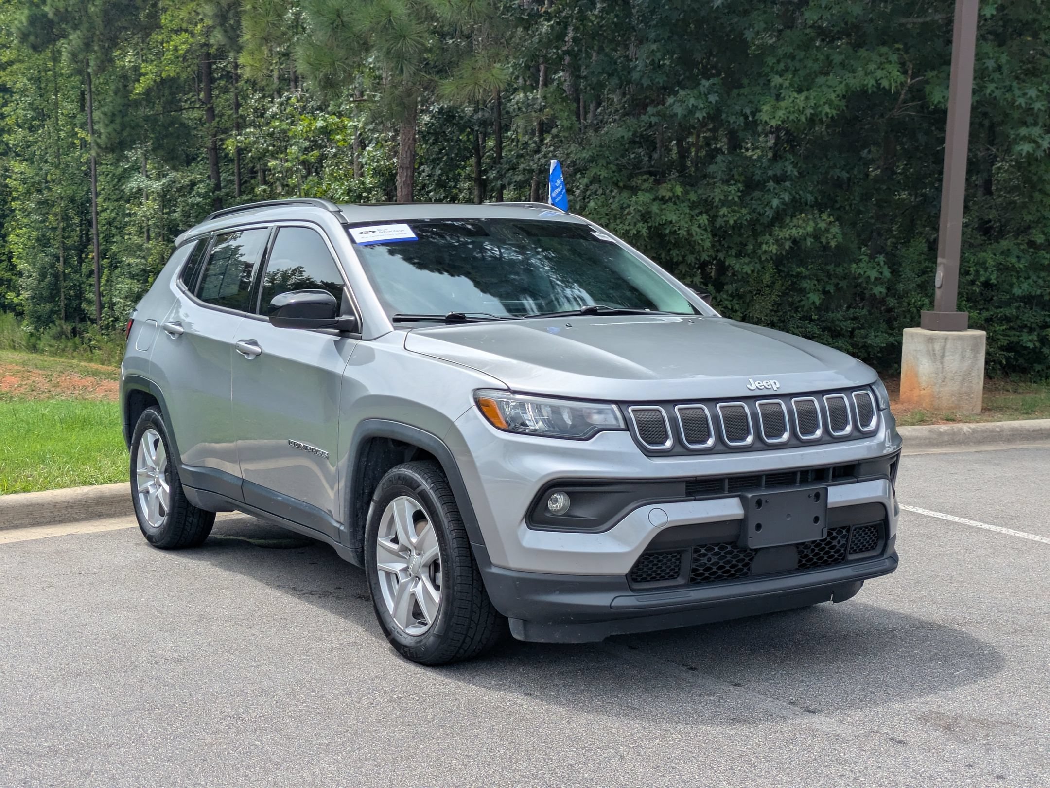 Used 2022 Jeep Compass Latitude w/ Sun and Sound Group FWD image 2