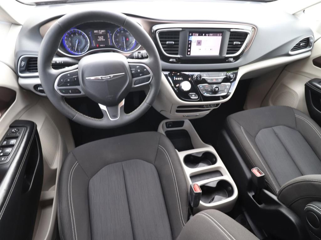 Used 2022 Chrysler Voyager LX FWD image 6