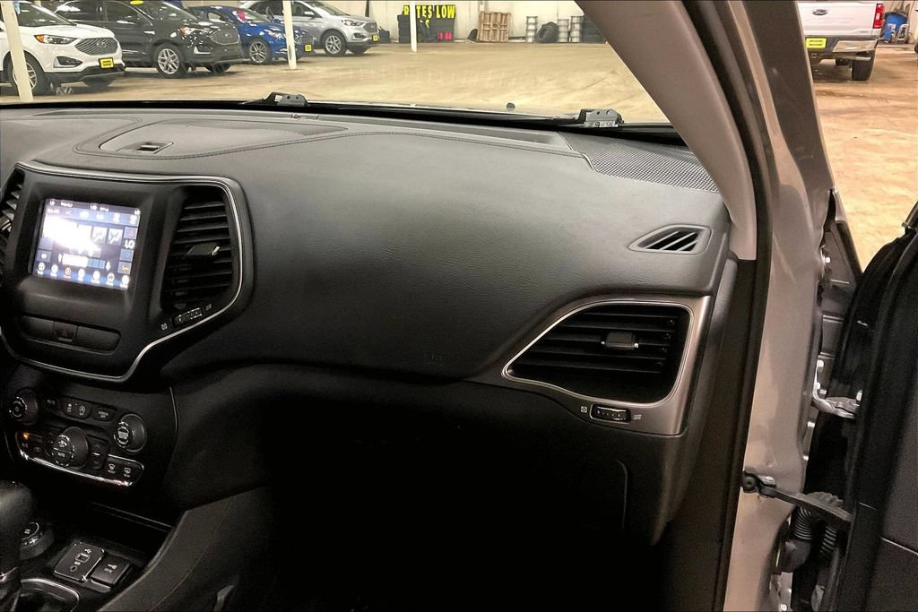 Used 2019 Jeep Cherokee Latitude Plus w/ Comfort/Convenience Group AWD/4WD image 15
