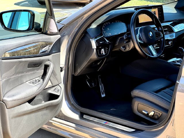Used 2021 BMW 540i w/ M Sport Package RWD image 9
