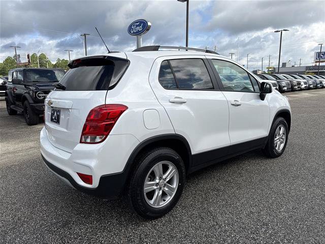 Used 2022 Chevrolet Trax LT w/ LT Convenience Package AWD/4WD image 3