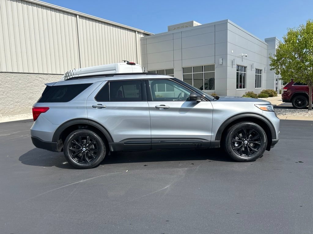 Certified 2023 Ford Explorer XLT w/ Equipment Group 202A AWD/4WD image 6