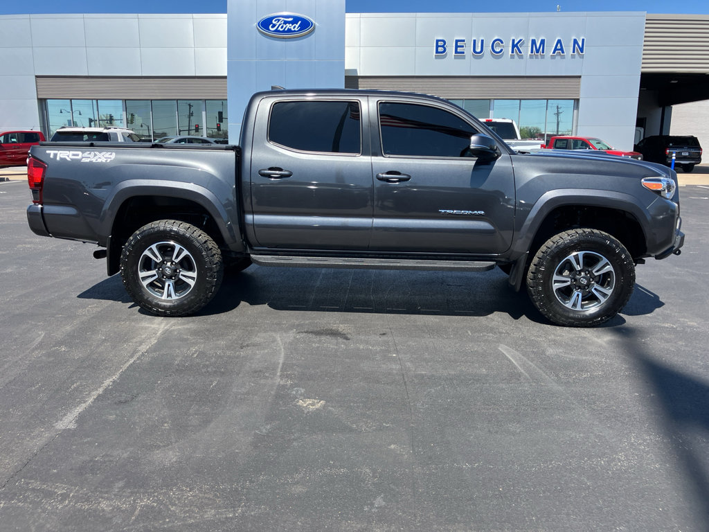 Used 2018 Toyota Tacoma TRD Sport image 9