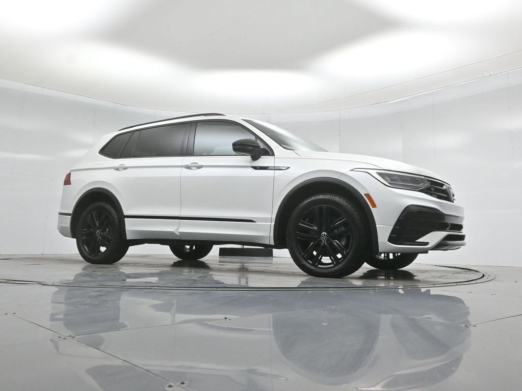 Used 2022 Volkswagen Tiguan SE R-Line image 2