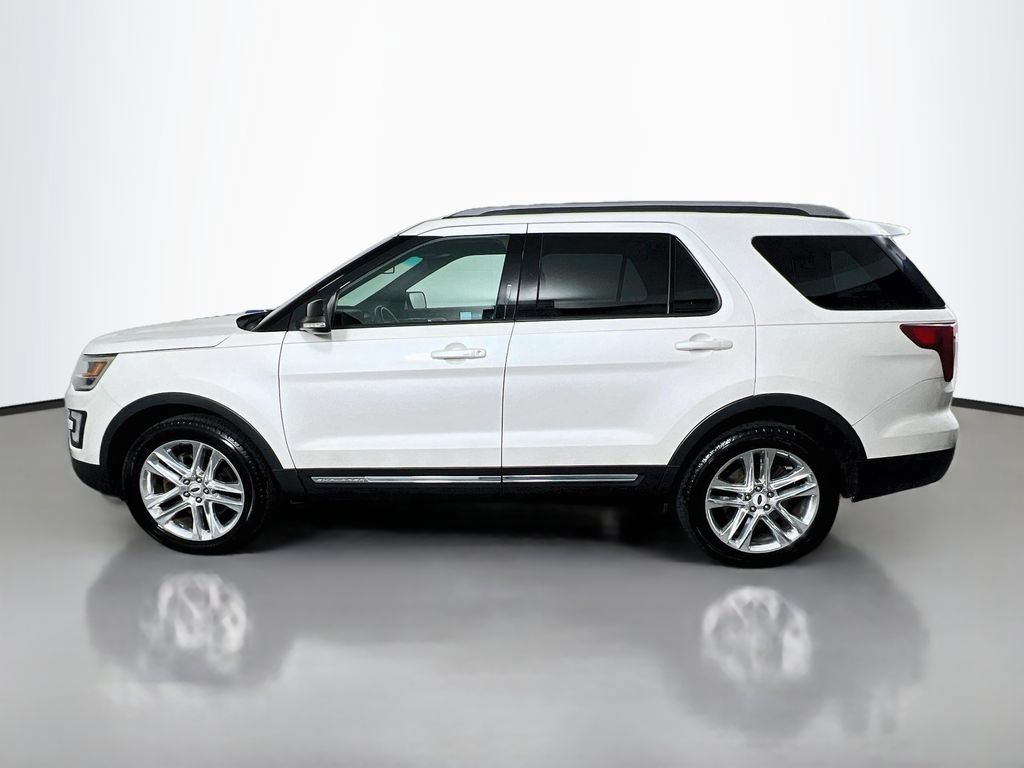 Certified 2017 Ford Explorer XLT w/ Equipment Group 202A AWD/4WD image 4