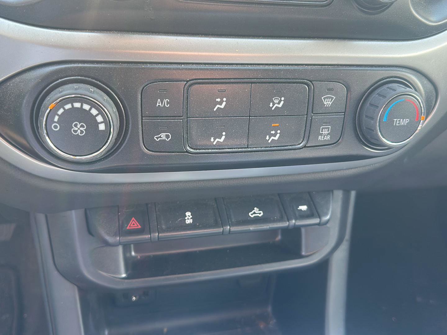 Used 2022 Chevrolet Colorado LT w/ LT Convenience Package AWD/4WD image 16