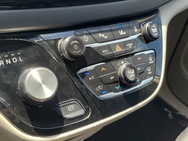 Used 2023 Chrysler Pacifica Touring-L FWD image 29