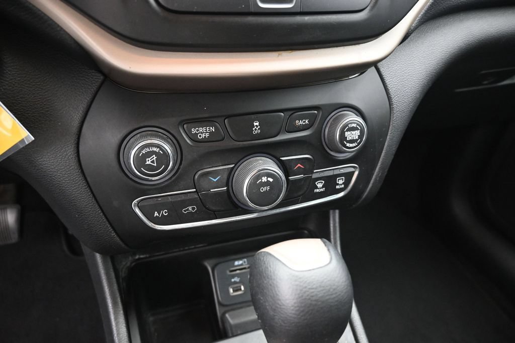 Used 2017 Jeep Cherokee Latitude FWD image 21