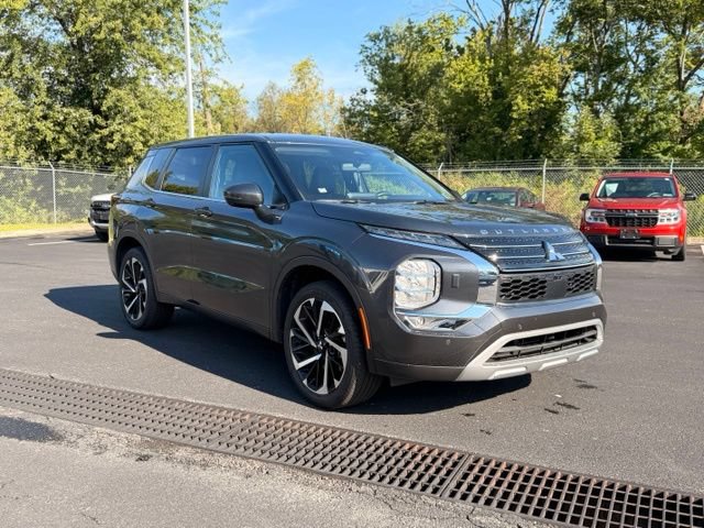 Used 2024 Mitsubishi Outlander AWD image 3