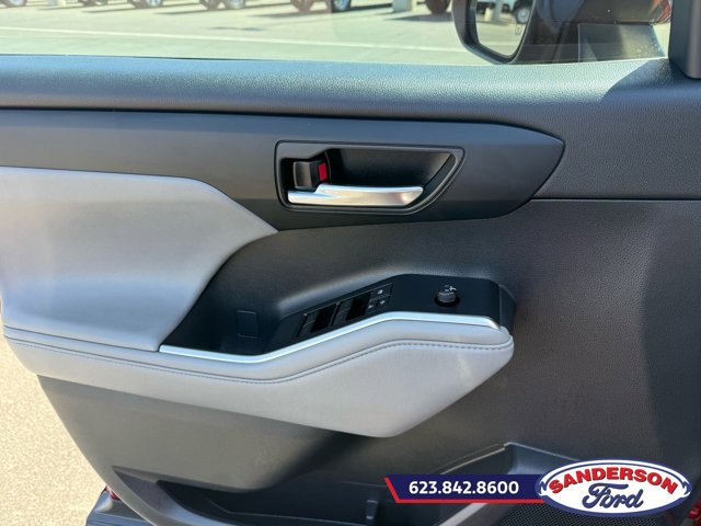 Used 2021 Toyota Highlander XLE AWD/4WD image 12