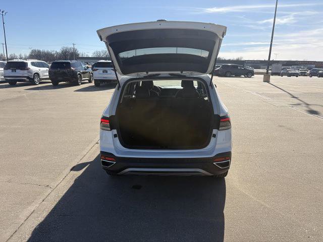 Used 2025 Volkswagen Taos SE image 11