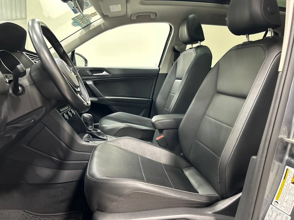 Used 2018 Volkswagen Tiguan SE w/ Panoramic Sunroof Package FWD image 11